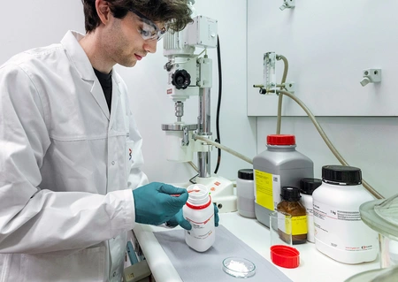 Wissenschaftler mischt Feststoffe im Labor