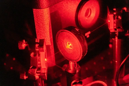 Anlage in rotes Licht getaucht durch Laserexperiment