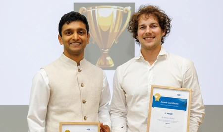 Preisträger mit Urkunden