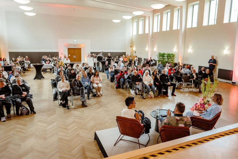Drei Personen vor dem Publikum im Bunsen-Saal