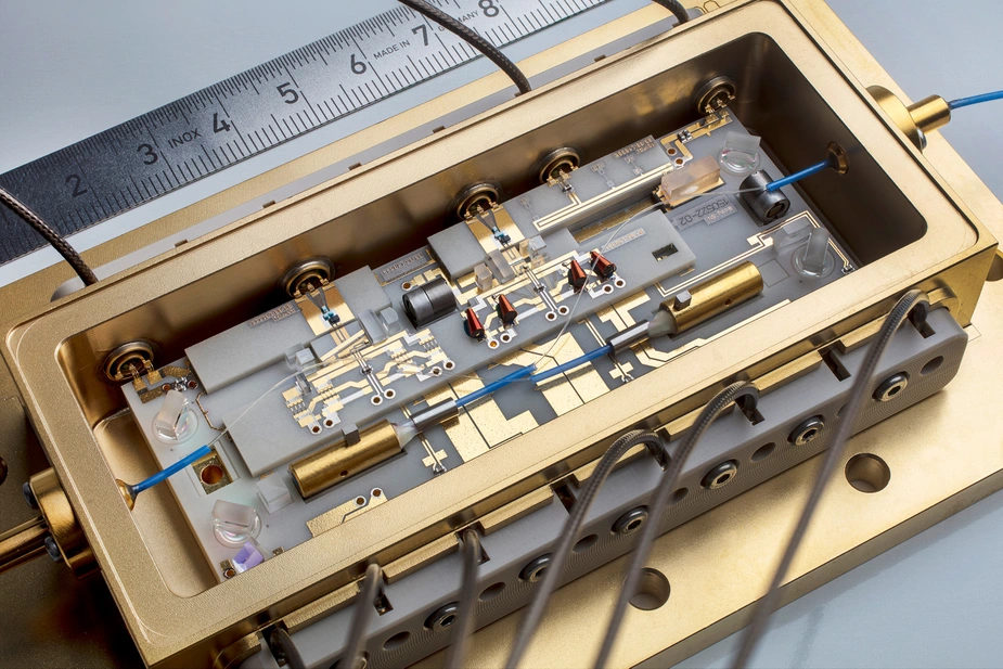 Photonisches Modul mit Leiterplatten in einem Gehäuse