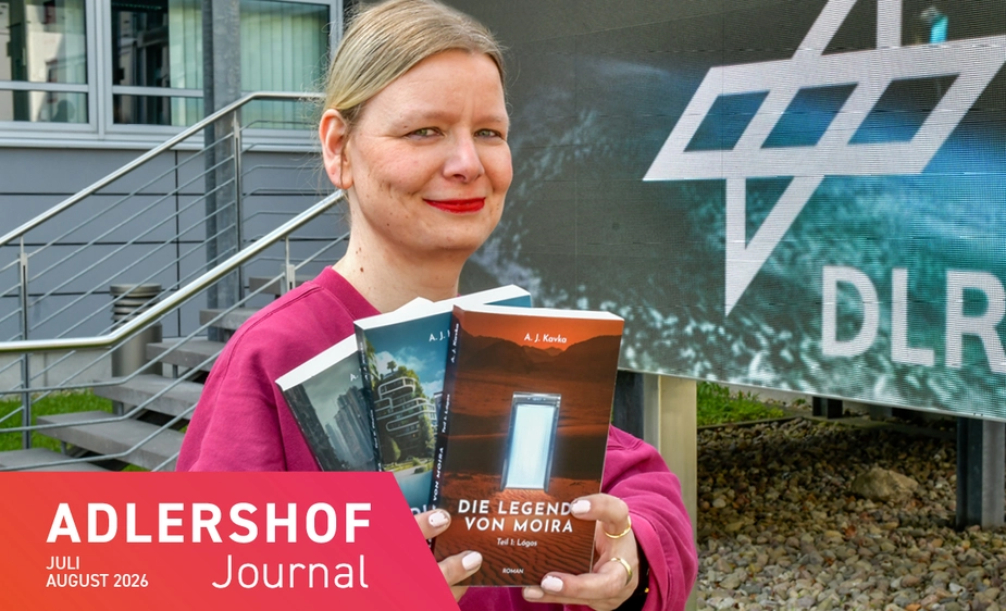 Stefanie Hennig hält drei Bücher in die Kamera