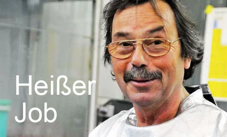 Beherrscht das Feuer: Horst Müller fertigt Forschungsapparate aus Quarz und Glas, Bild: © Adlershof Journal 