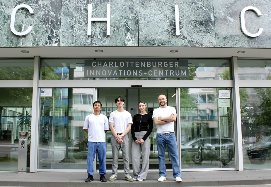 Vier Personen stehen vor dem Eingang des Charlottenburger Innovations-Centrums unter dem Schriftzug CHIC