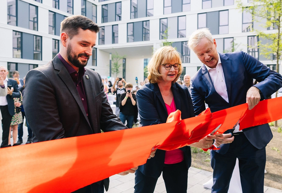 Bezirksstadtrat Marco Brauchmann, Kanzlerin Ursula Schwill und UVB-Hauptgeschäftsführer Christian Amsinck zerschneiden das rote Band. © Patricia Kalisch – Fotografie