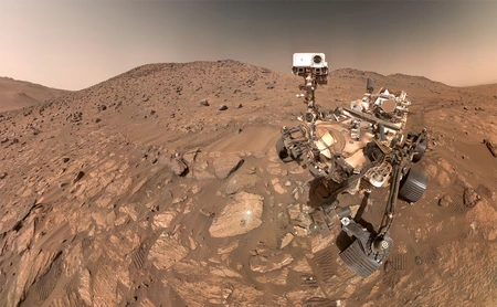 Marsrover auf dem roten, steinigen Boden des Mars