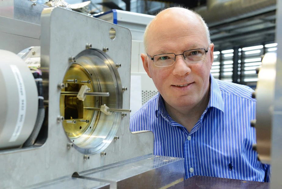 Gerd Schneider, Leiter der Arbeitsgruppe Mikroskopie am HZB, am Röntgenmikroskop. Bild: © Adlershof Special