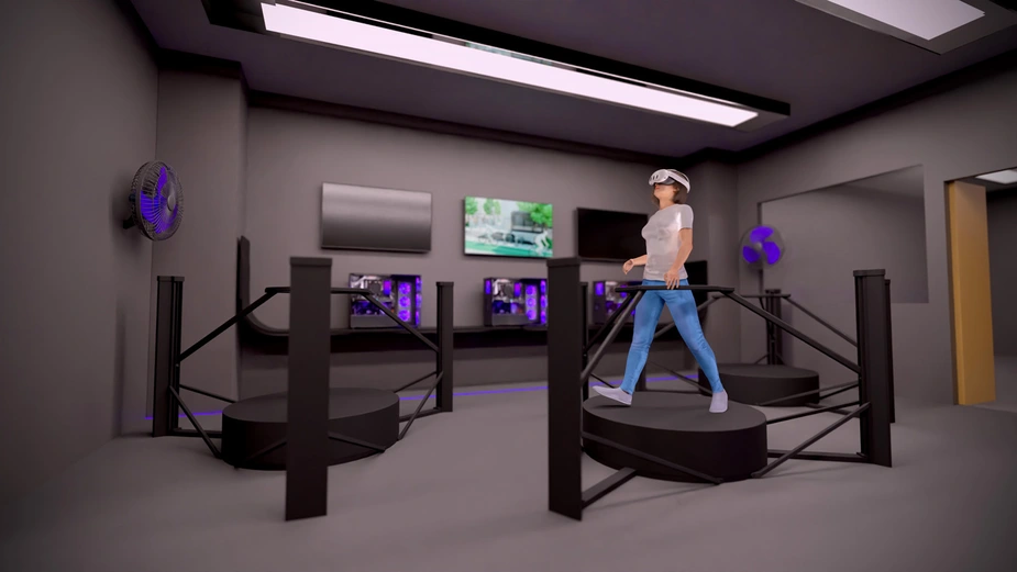 Eine Frau mit VR-Brille läuft auf einem drehbaren, runden Podest, von denen mehrere in einem Raum stehen