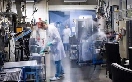 Zeitrafferaufnahme: Forschende arbeiten im Labor