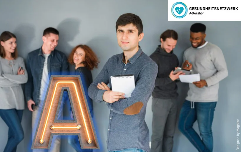 Junger Mann vor einer Gruppe von fünf lachenden Personen und einem großen Buchstaben A