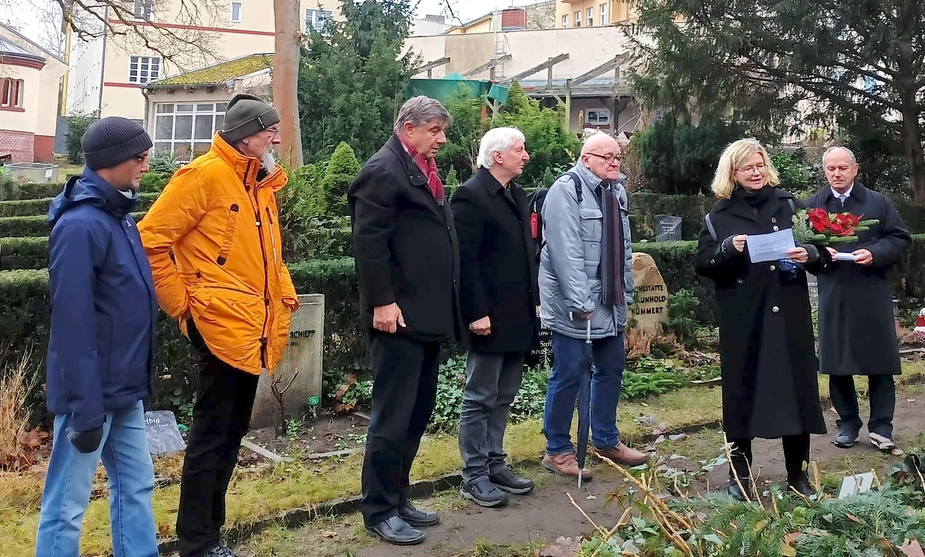 Menschengruppe auf dem Friedhof