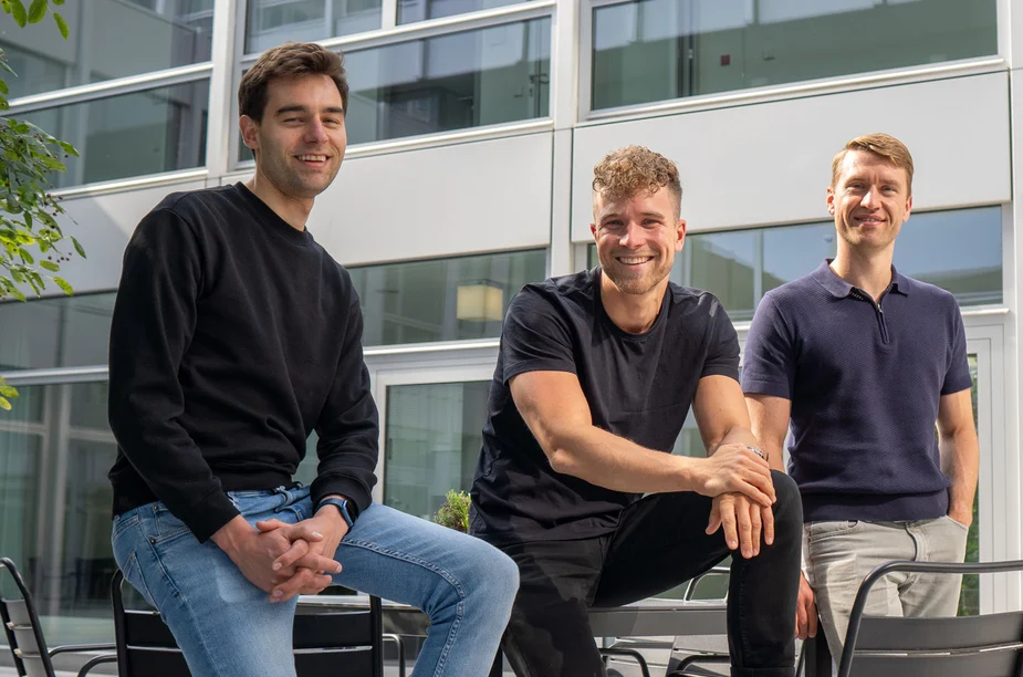 Dr. Benedict Bender, Tim Körppen und Dr. Marcel Panzer (v.l.n.r.) sitzen und stehen im Chic Innenhof