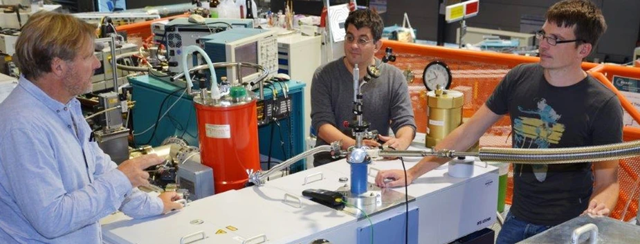 HZB-scientists Karsten Holldack, Alexander Schnegg and Joscha Nehrkorn at the BESSY II Beamline. Credit: HZB