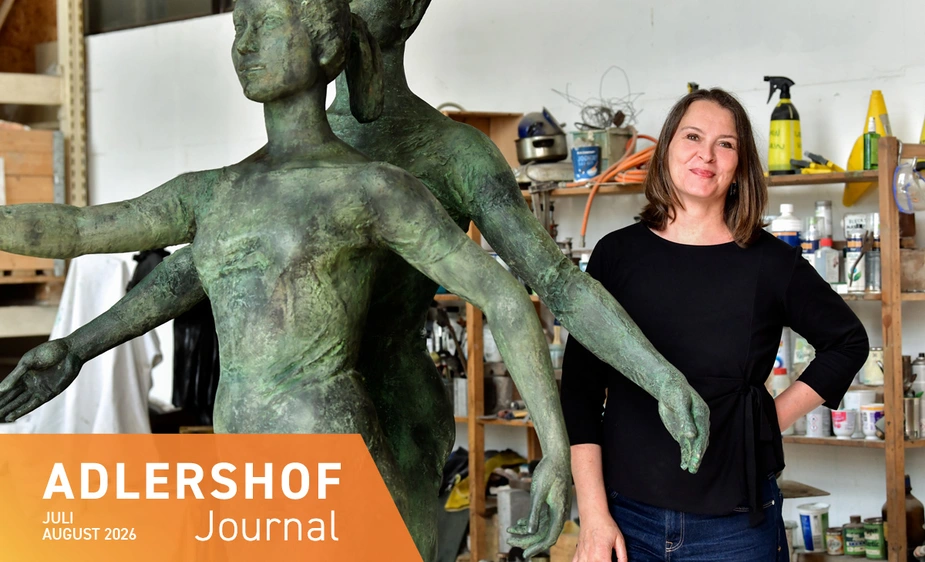 Anke Schirlitz neben einer Bronzeskulptur