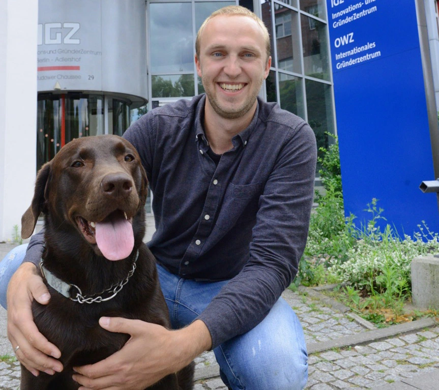 Labrador Lino sorgt für Pausen im Büroalltag von Alexander Rosenkranz. Bild: © Adlershof Journal 