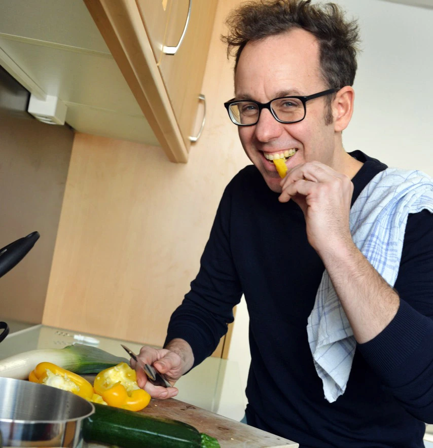 Anton Nagy hat Spaß am Kochen. Bild: © Adlershof Journal
