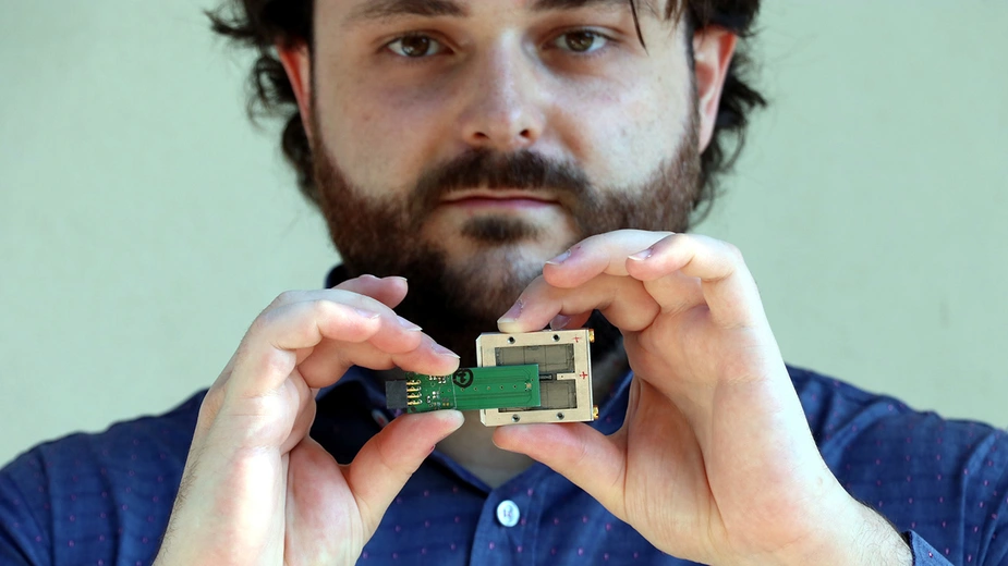 Michele Segantini demonstrates the compact size and the portability of one of the EPRoC-Sensor with a permanent magnet. © Luca Segantini