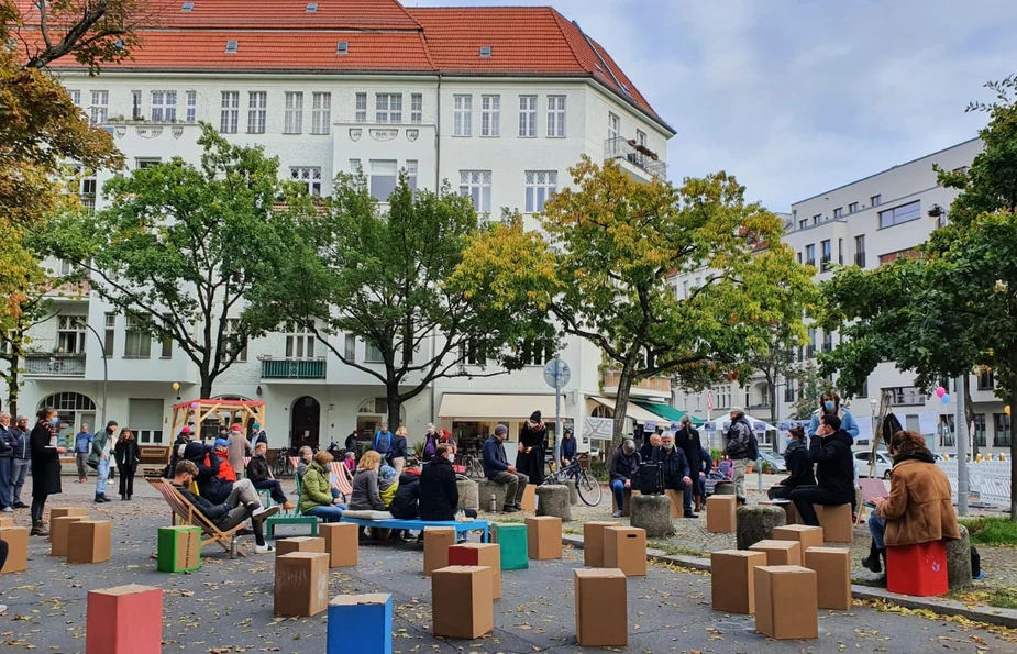 Partizipationsveranstaltung: Menschen versammeln sich auf einer Kreuzung in Berlin © DLR / Uta Bauer