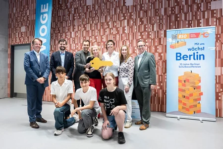 Gruppenfoto mit einem großen Schlüssel
