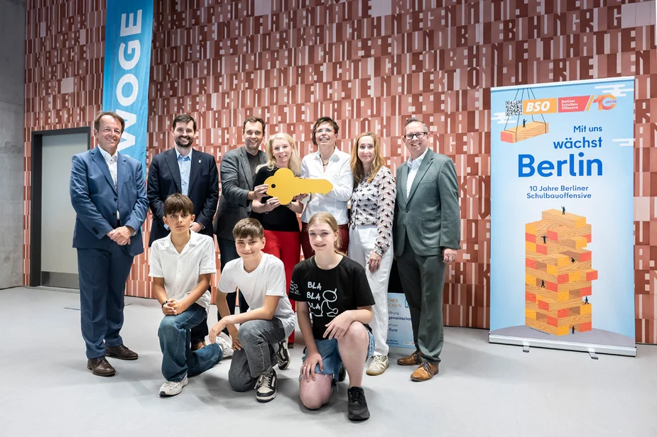 Gruppenfoto mit einem großen Schlüssel