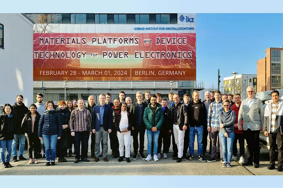 Group photo in front of the IKZ for Winter School 2024