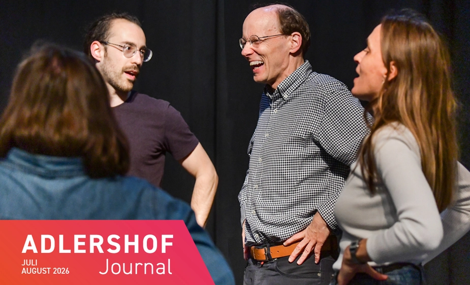 Christof Hamm im Kreis seiner Theatergruppe