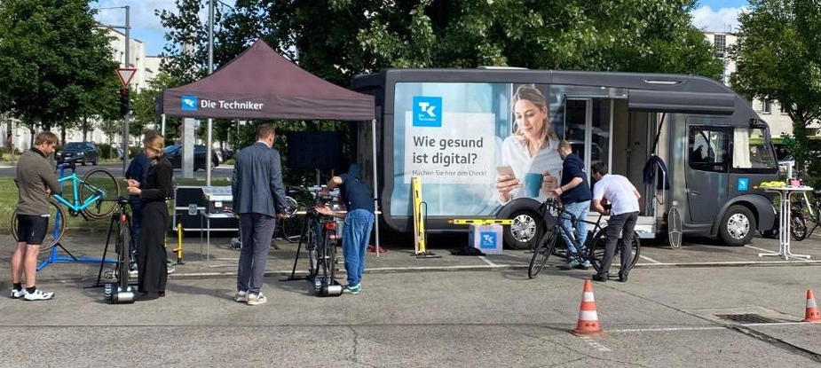 Am Bikemobil geben Expert:innen eine Spezialberatung für die optimale Konfiguration des mitgebrachten Fahrrads. © Gesundheitsnetzwerk Adlershof