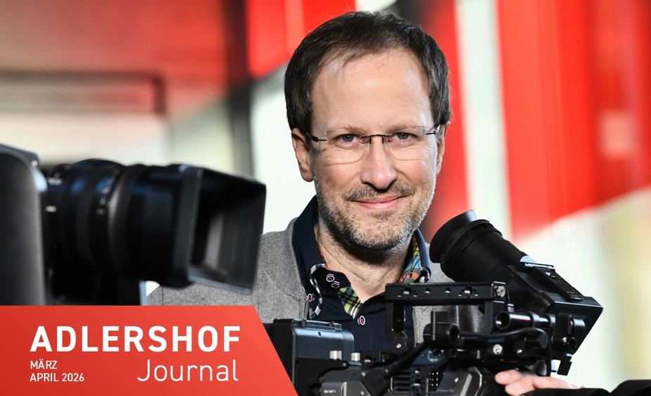 Ansgar Otto mit einer Filmkamera