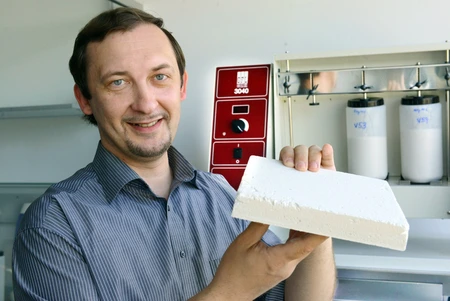 Andreas Gabriel präsentiert stolz das neue Wärmedämmverbundsystem. Bild: © Adlershof Journal