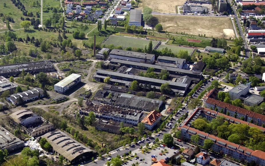 Teilweise noch zu erkennen: die Reste der charakteristischen Hangars. Bild: © Adlershof Special