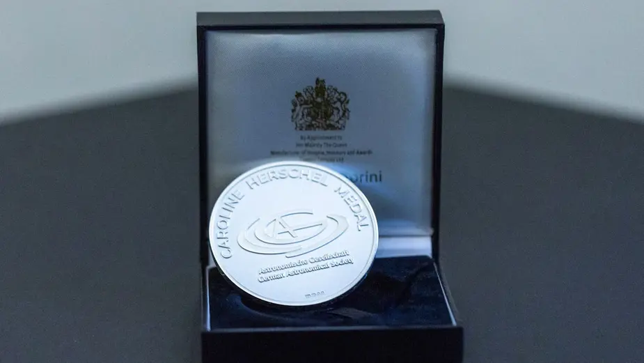 Caroline-Herschel-Medaille in einer aufgeklappten Schatulle