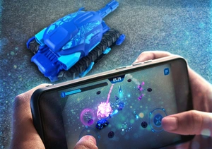Smartphone, mit dem ein Spielzeugfahrzeug gesteuert wird. Am Bildschirm sieht man das Fahrzeug in einer virtuellen Umgebung.