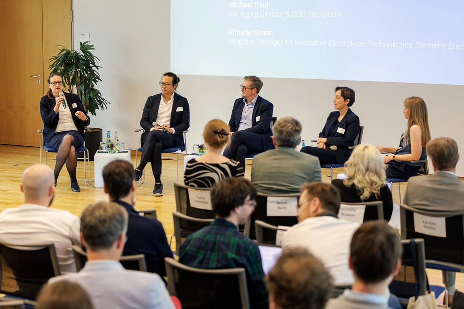 5 Personen im Gespräch, vor einem Publikum sitzend