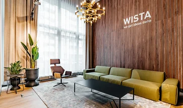 Große Couch und Sessel mit Couchtisch in gemütlichem, wohnlichem Ambiente