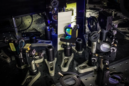 Tisch mit diversen, darauf montierten optischen Bauteilen
