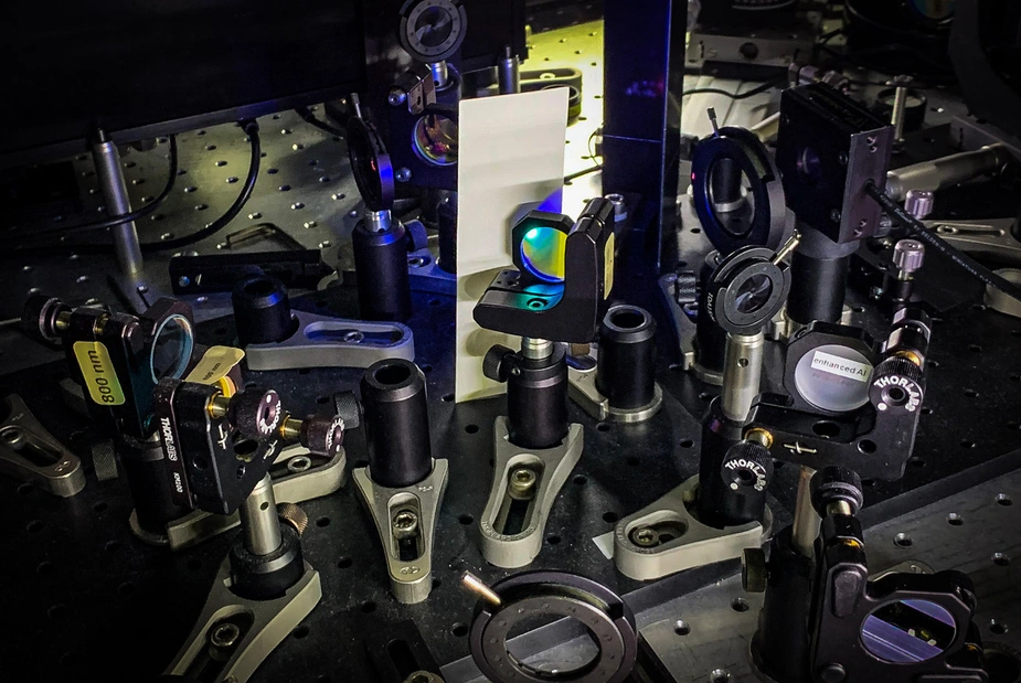 Tisch mit diversen, darauf montierten optischen Bauteilen