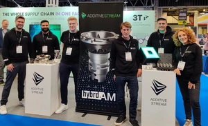Das Team von additiveStream steht an an einem Messestand