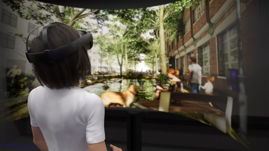 Person mit VR-Brille betrachtet eine Straßenszene