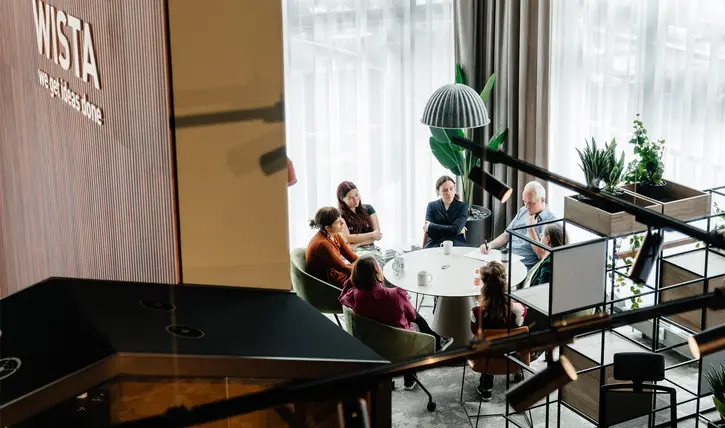 Runder Tisch an einem Fensterplatz, um den 7 Personen miteinander sprechen.