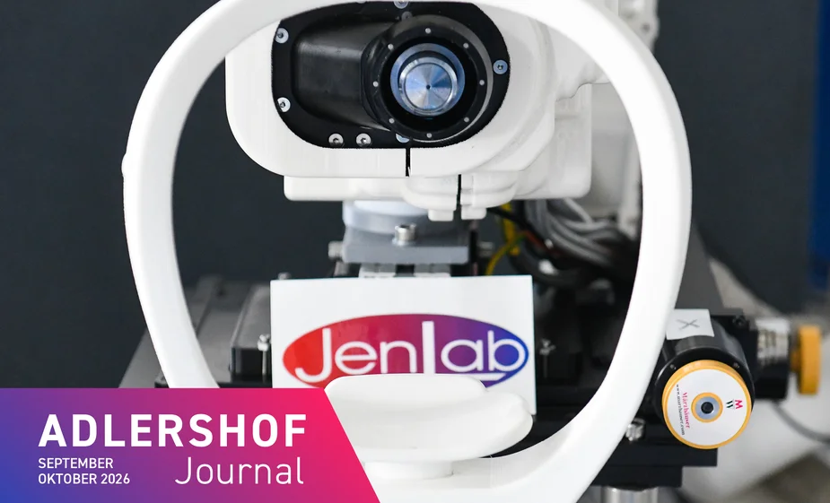 Nahaufnahme eines Multiphotonen-Tomographie Geräts mit sichtbarem JenLab-Logo und Steuerungselementen