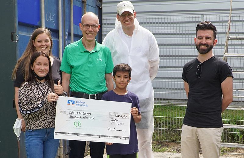 Donation handover to Straßenkinder e. V. © PicoQuant