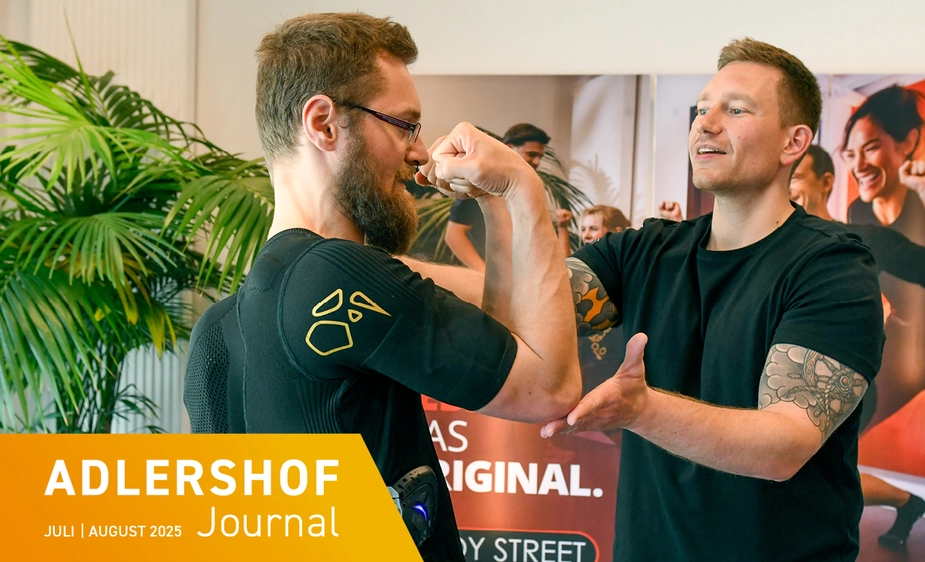 Martin Holtzegel guides a customer during training