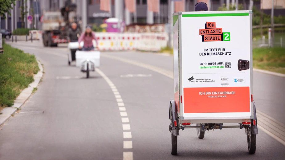 Lastenrad auf einem Radweg