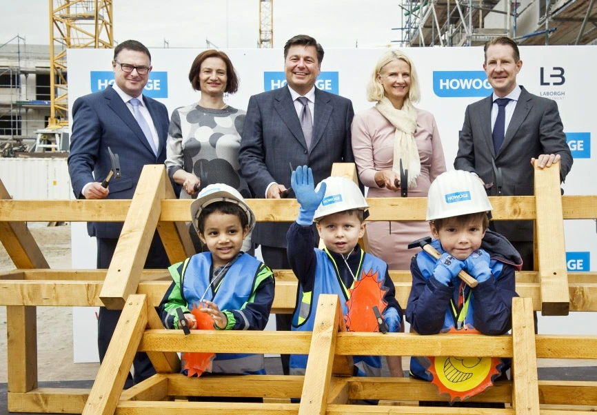 v.l.n.r.: Marcus Becker (Kondor Wessels), Sophia Eltrop (HOWOGE), Andreas Geisel (Senator für Stadtentwicklung und Umwelt), Stefanie Frensch (HOWOGE), Florian Lanz (Laborgh), Kinder des "Kinderhaus Bienennest"; Fotograf: Pritzkuleit