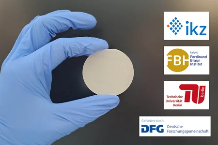 Hand mit blauem Handschuh hält einen Wafer, Logos der beteiligten Forschungsinstitute und der DFG