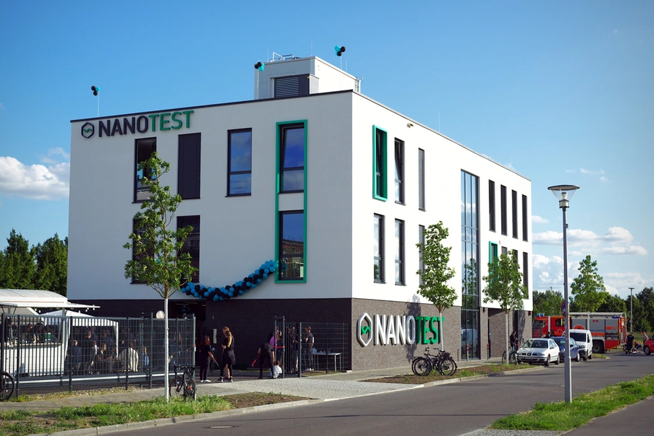 3-geschossiges Gebäude mit der Aufschrift Nanotest