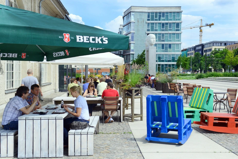 Mittagspause auf dem sonnigen Forum in Berlin Adlershof. Bild: © Adlershof Special